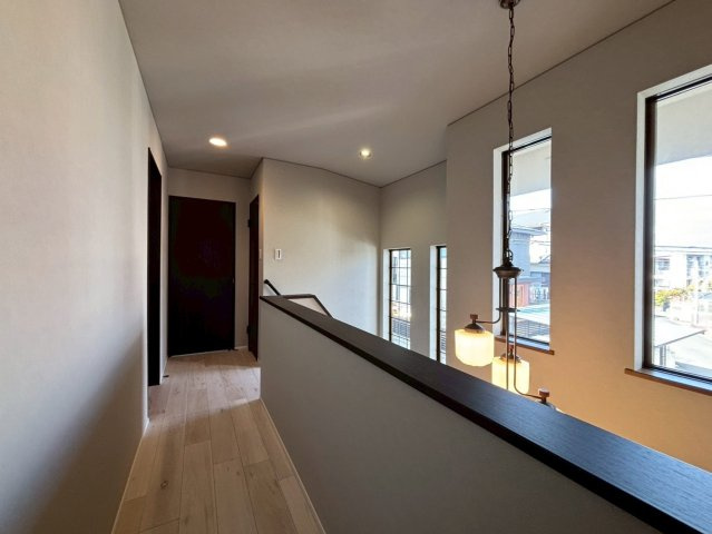 おおきなFIX窓で明るい2階ホールです