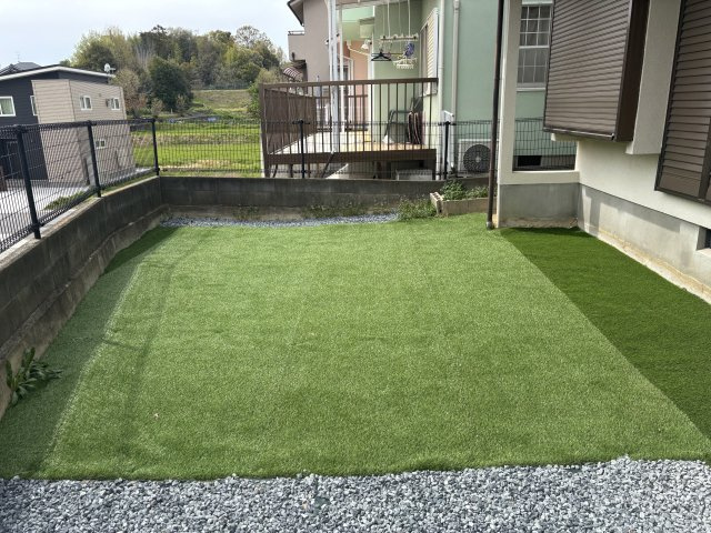 手入れラクな人工芝のプライベートガーデン
