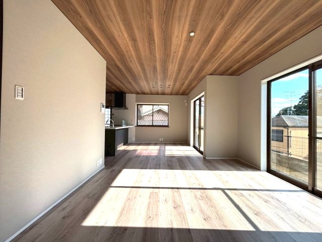 上質な木目天井×広々空間、家族が集まるLDK