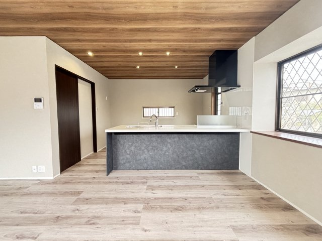 リビングを見渡せる対面式キッチン、勝手口を開けると駐車場につながります