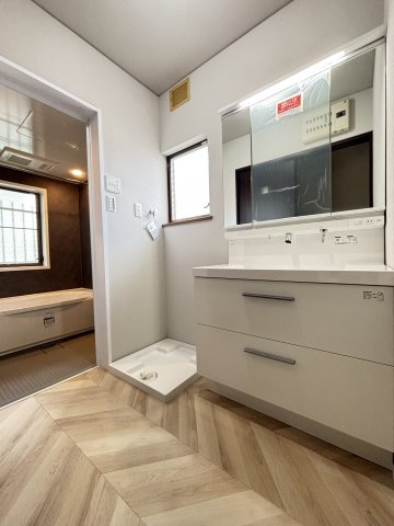 ゆとりある洗面空間で朝の準備も快適