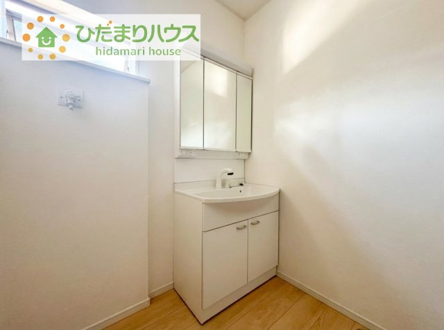 三面鏡の大きな鏡は憧れます(^^♪　鏡の後ろは収納となっていて、細かいものでも収納できるのでスッキリと整理できます！