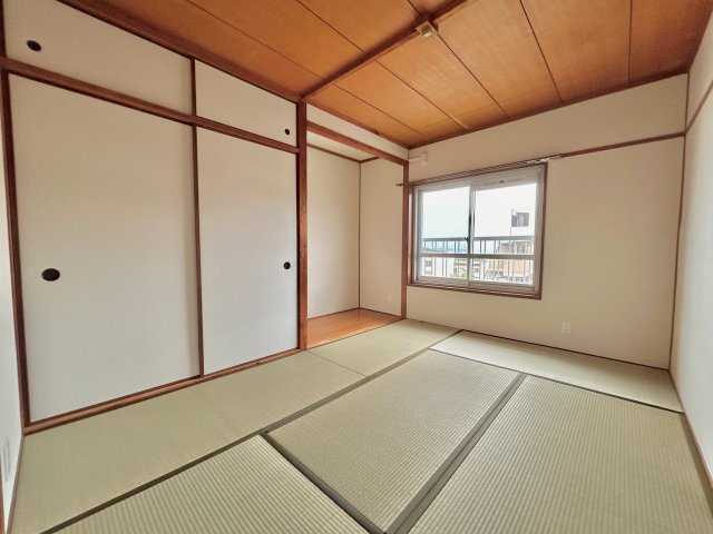 約6畳の和室です。　畳表替・クロス貼替されております。