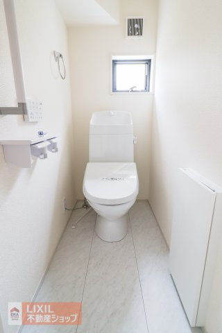 【トイレ】現地完成写真。温水洗浄暖房便座付き。