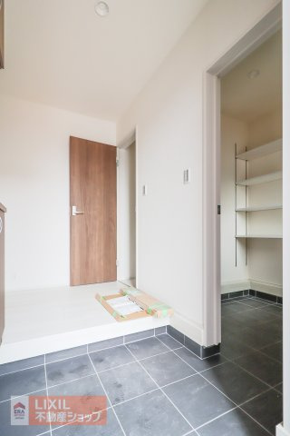 【玄関】現地完成写真。ゆったりと明るい玄関がご家族や来客をお出迎え。