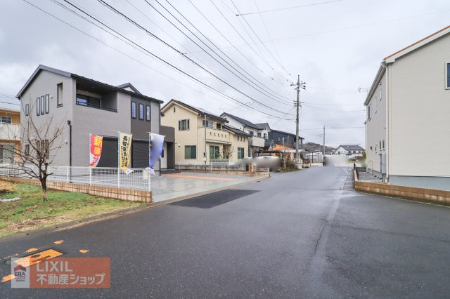 【前面道路】現地完成写真。道幅や駐車など、ご確認ください。