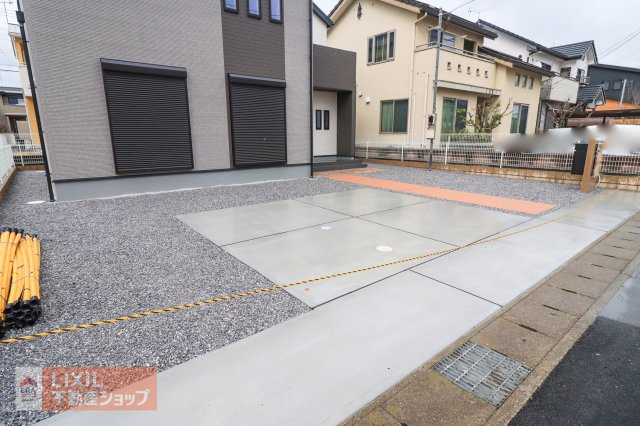 【駐車スペース】現地完成写真。ゆったりとした駐車スペースです。