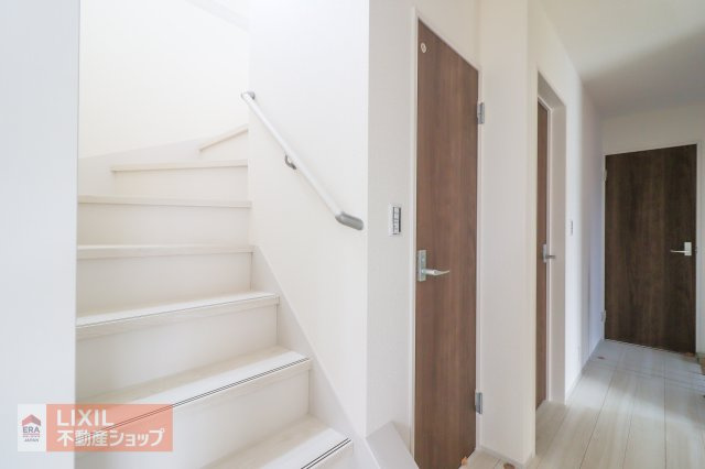 【内装】現地完成写真。階段は手すりもあり妊婦さんからお子様や高齢者も安心です。