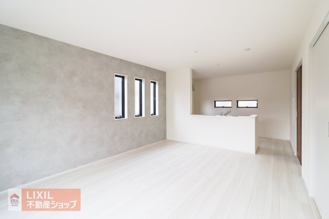 【リビングダイニング】現地完成写真。家族で過ごせるくつろぎの空間