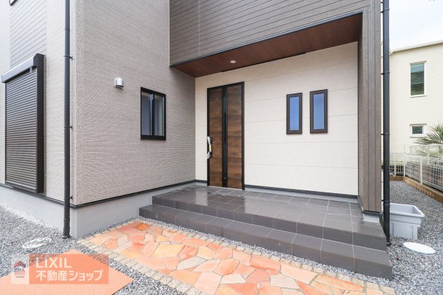 【エントランス】現地完成写真。ゆったりとした玄関。奥行きのあるポーチで雨の日も安心です。