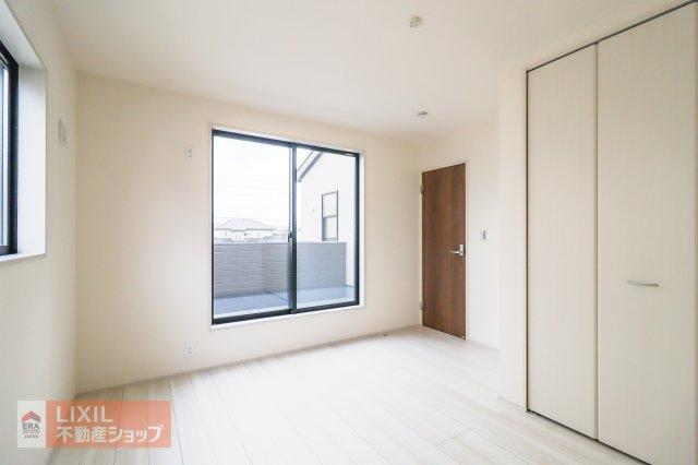 【寝室】現地完成写真。明るい採光の入る主寝室です。