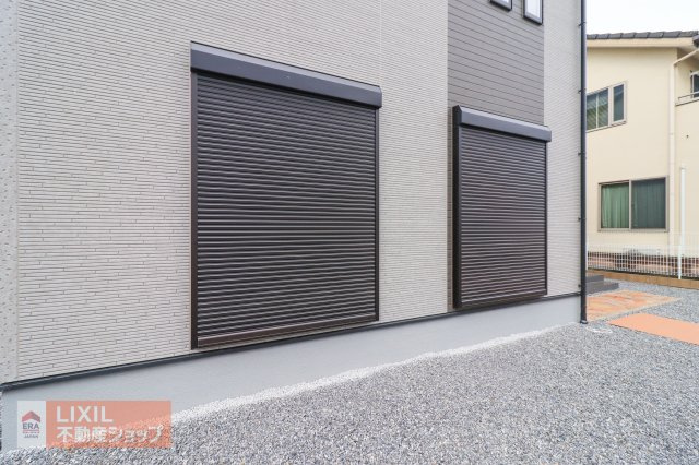 【防犯設備】現地完成写真。1階リビングには雨風の強い日にも役立つ防犯シャッターがついています。