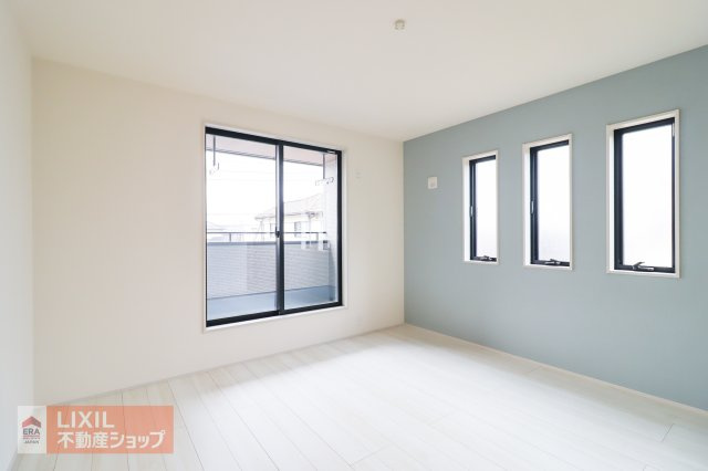 【洋室】現地完成写真。陽当たりや通風が心地よい洋室♪