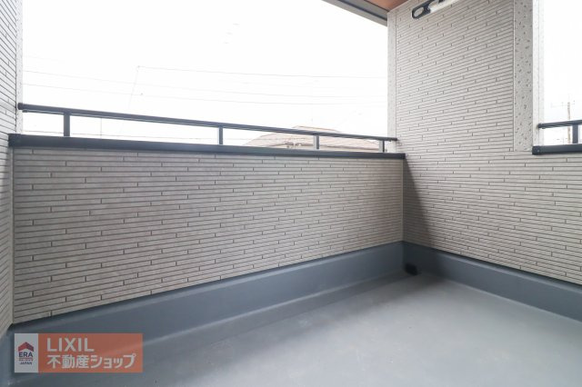 【バルコニー】現地完成写真。広々バルコニーでお布団や洗濯物がたくさん干せます♪