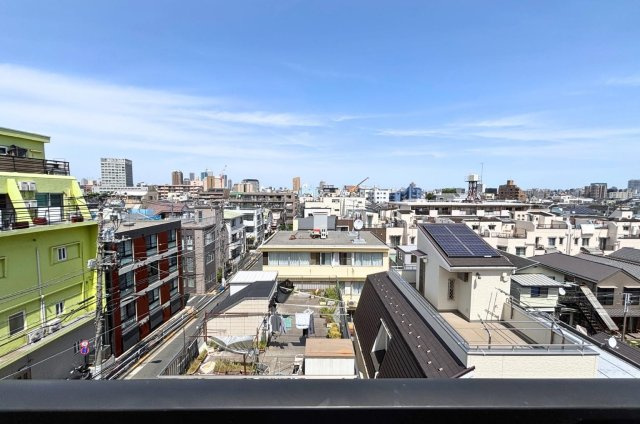 5階角部屋ならではの開放感があり、眺望も良好です。