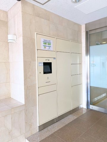 宅配ボックスを設けているため、外出時や不在時でも安心して荷物を受け取れます。