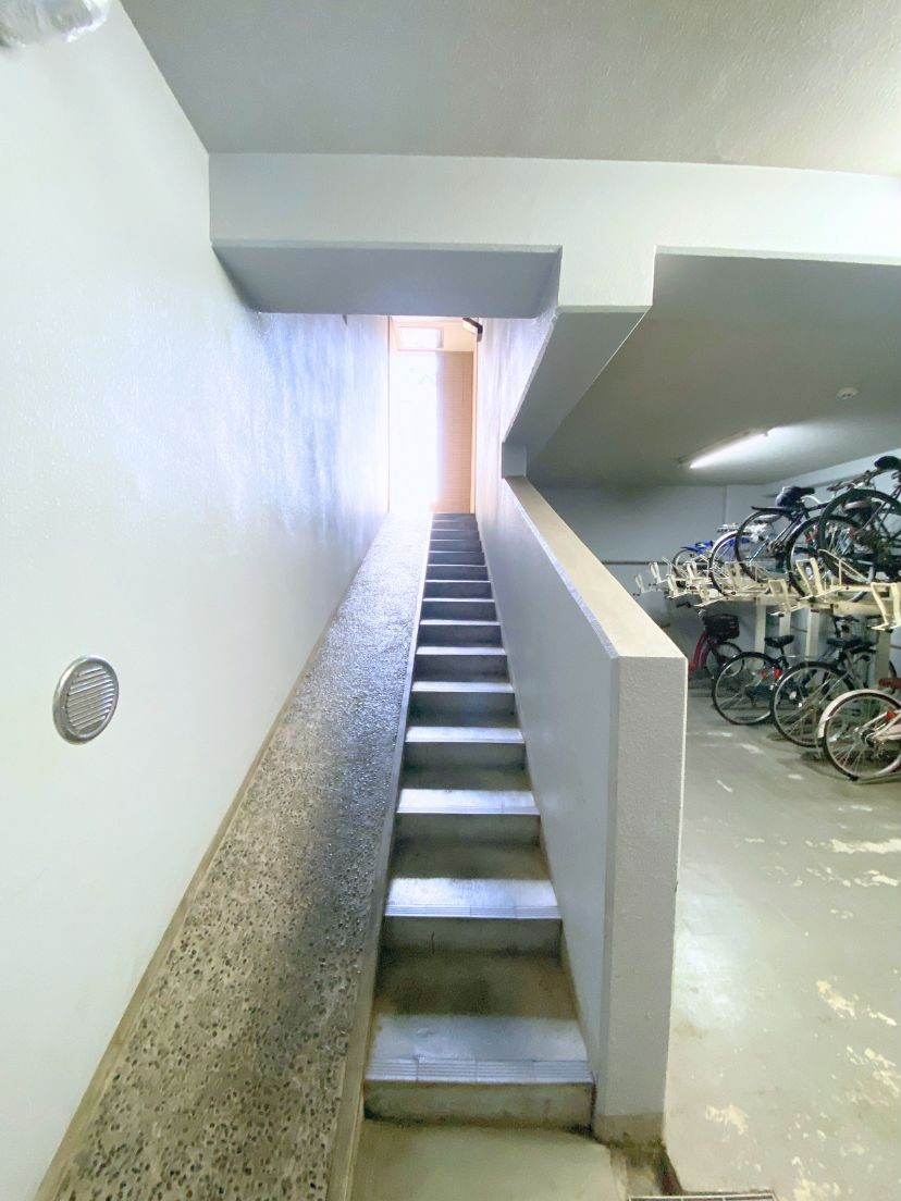 駐輪場は屋内にあり、スロープ付きのため移動や出し入れがスムーズに行えます。