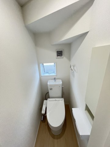 施工例。1階のトイレです。施工例は完成時と異なる場合があります。