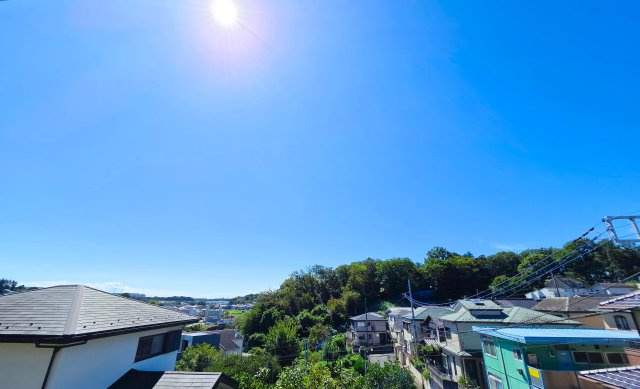 高台に位置し、開放感のある住環境が魅力の住まい。南西側から陽光が差し込み、明るく心地よい住空間が期待できます。落ち着いた住宅街に馴染む、重厚感のある外観です。