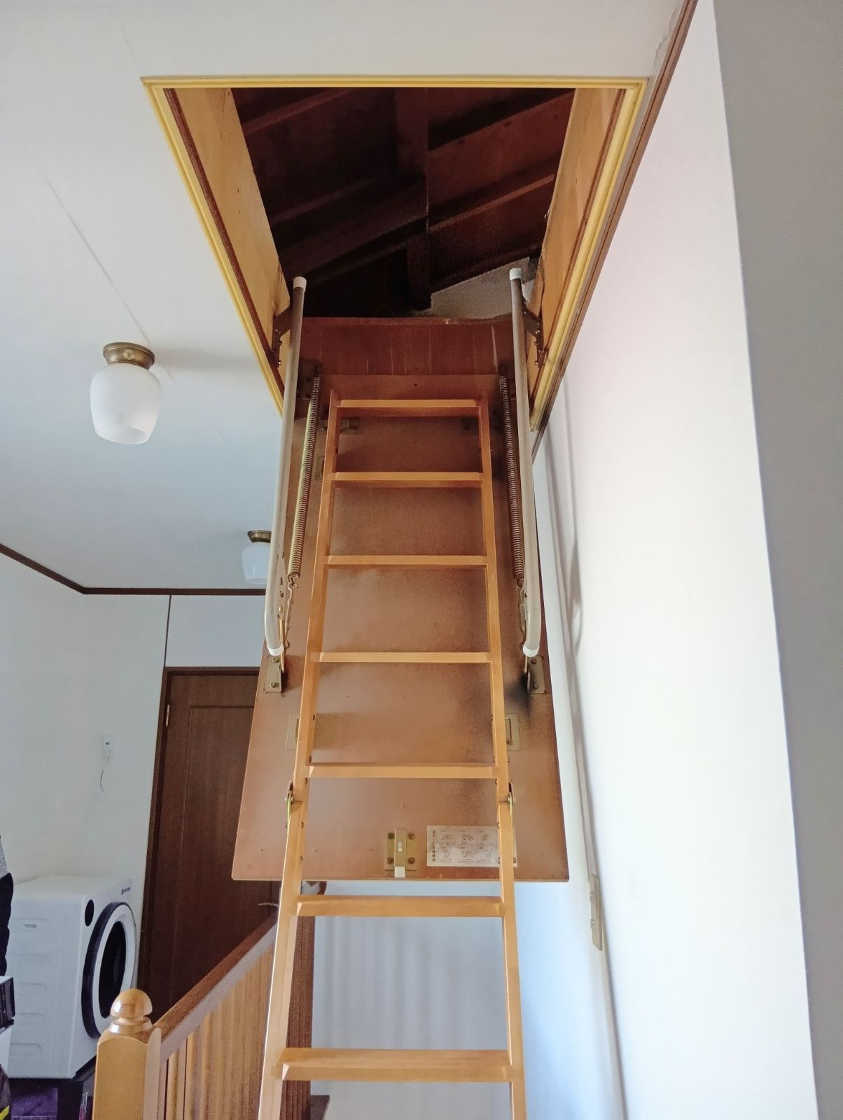 梯子付きの屋根裏収納を完備。　季節物や思い出の品、大型荷物までしっかり収納可能。　居住空間を圧迫せず、住まいをすっきり保てます。
