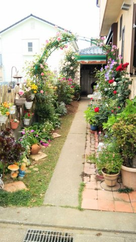 ガーデニングや家庭菜園を楽しみたい方にもおすすめ。　さらに奥には大型倉庫を完備です！