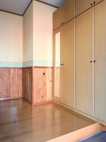 玄関ホールは木の温もりを感じる腰壁仕様。　収納力のあるシューズボックス付きで、すっきりとした空間を保てます。