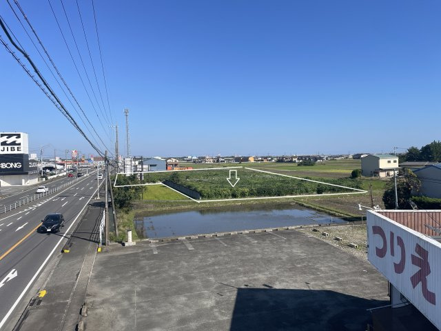 境界に沿って擁壁有。