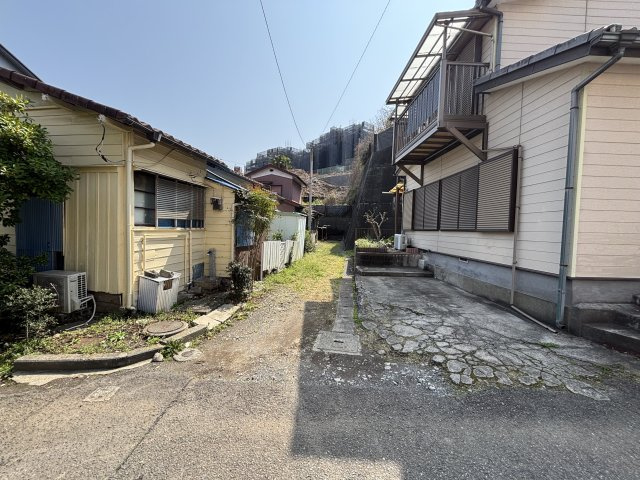 京急逗子線「六浦駅」まで平坦徒歩15分の立地です。