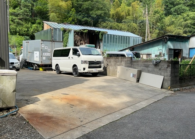家を建てる場合、方位は要チェックです。現実的に日当たりのよい家ならばリビングは南側、建築基準法でも北側に当たる家への配慮は求められています。土地を見学に行く際は、方位磁針を持って行くようにしましょう。