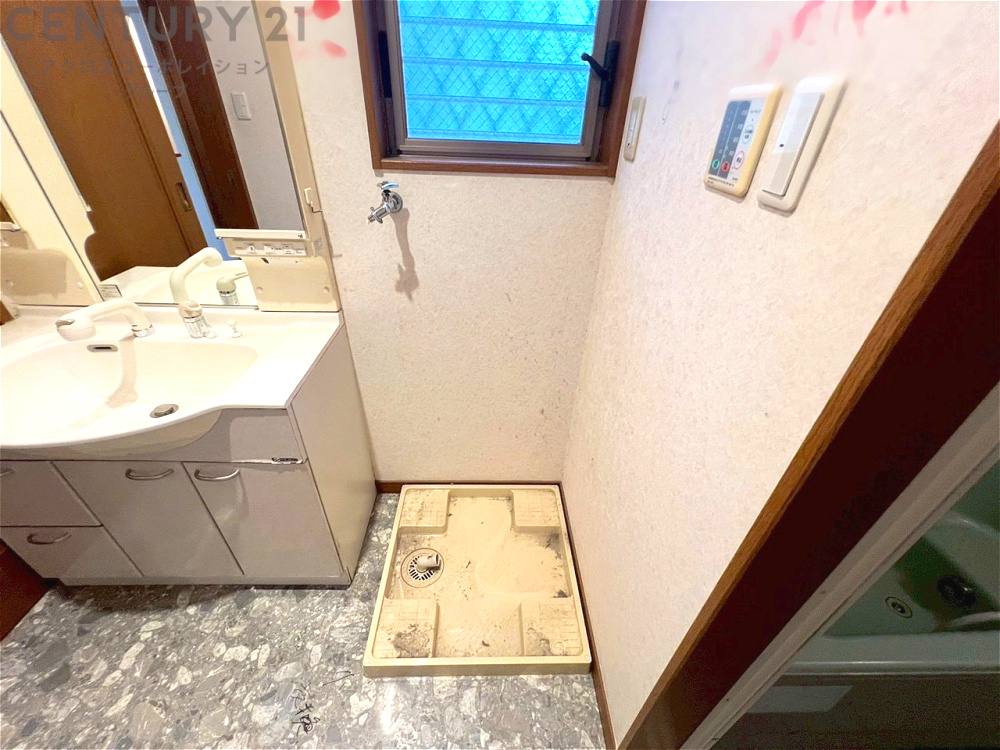 洗濯物の仕分け作業がしやすく、整理整頓が容易になります。洗濯音や湿気を他の部屋に持ち込まず、生活環境を快適に保ちます。上部を活用すれば収納スペースを確保でき洗剤や洗濯用品の整理もしやすくなります。