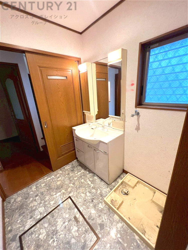 衣服の収納や脱ぎ着や整理整頓がしやすく、湿った衣類を乾燥させるスペースがありカビや臭いの発生を防ぎます。床の汚れを他の部屋に持ち込まず清潔を保つことができます。また快適な入浴環境の整備にも役立ちます。