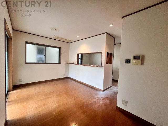 キッチン前のダイニングスペース　カウンターキッチンから料理の受け渡し等に便利です。ダイニングセットを置いても十分な広さを確保。