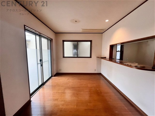 リビングダイニングは家族や友人とのコミュニケーションを楽しむ場所でくつろぎながら食事や会話を楽しめ、多目的に利用できリラックスできる空間です。家庭内の中心として機能し、快適な生活をサポートします。