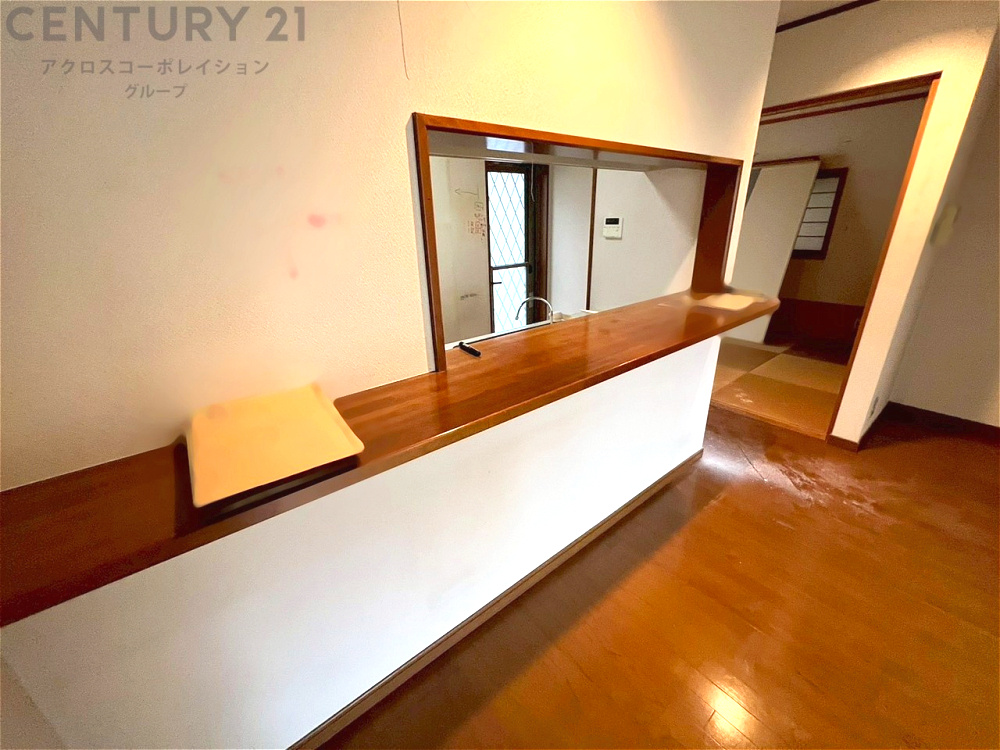 キッチン前のダイニングスペース　カウンターキッチンから料理の受け渡し等に便利です。ダイニングセットを置いても十分な広さを確保。