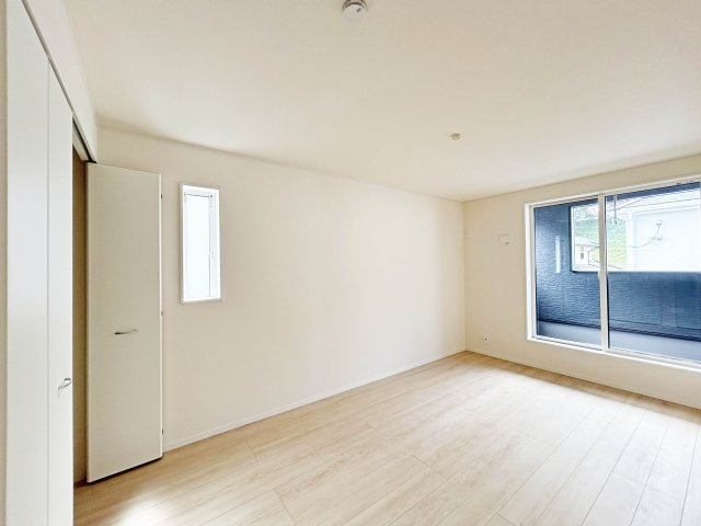 8帖寝室。バルコニーに面した明るいお部屋です。クローゼット完備