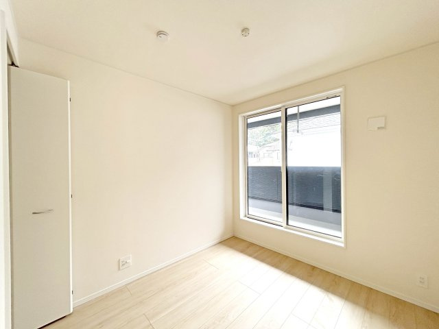 5帖洋室。バルコニーに面した明るいお部屋です。クローゼット完備