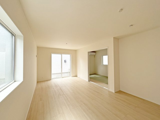 家具を置いてもゆとりの広さ、17帖のリビング。