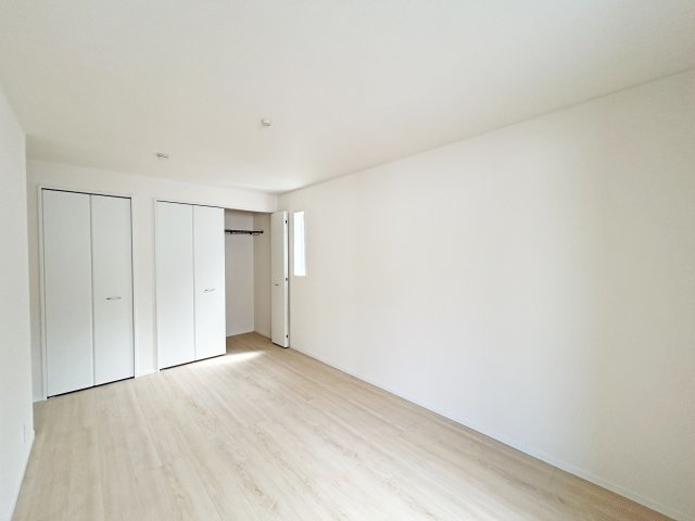 8帖洋室、2×クローゼット付き。お部屋がとてもすっきりします。