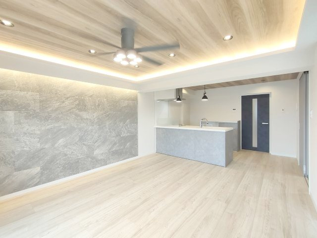 【LDK約12.0帖】　広いLDKでは家族が集まり一緒の時間がすごせる工夫がされております。何気ない一日の当たり前のひとコマが宝物に。