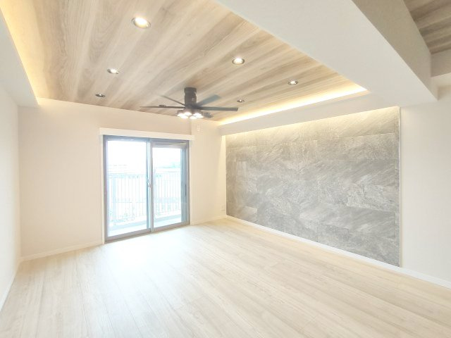 【LDK約12.0帖】　空間の表情を優美に変える、間接照明の設置にも適した装飾が拵えられています。