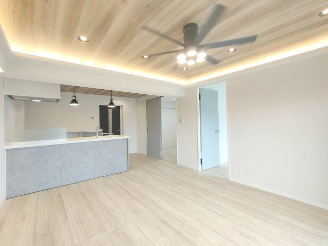 【LDK約12.0帖】　ゆったりとくつろげる上質なリビングダイニングは、あなたの暮らしに価値のある時間を演出してくれます。