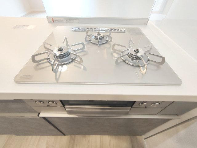 【3口コンロ】　3口コンロ、グリル付きでお料理のレパートリーも増えそうです。