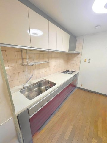 ※本画像は居住者様の家具をCGで消した画像であり、現況と異なる可能性がございます。　独立性のあるキッチンは家事効率高まる2ウェイ動線！！