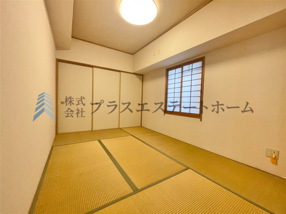 角部屋で真ん中のお部屋でも窓が設置されています♪