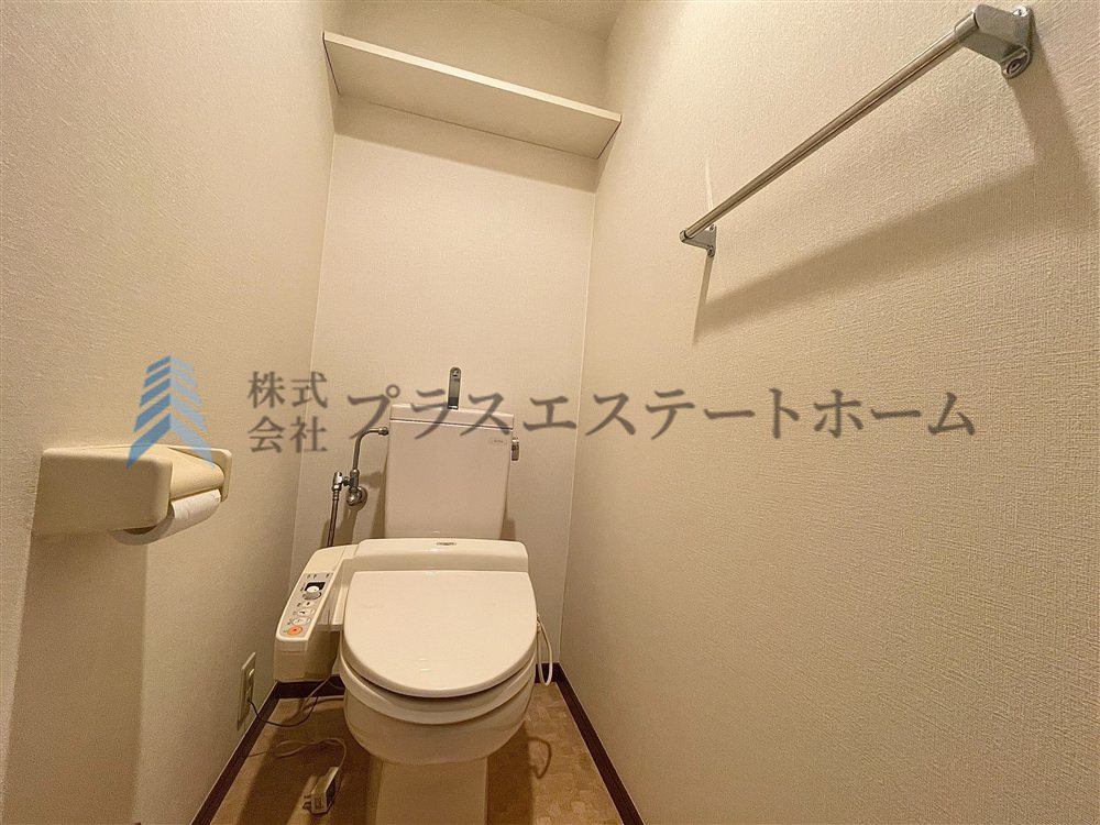 温水洗浄便座付きで、通年快適に利用できます。棚があるので、ペーパー類や掃除用具などをすっきりと収納できます♪
