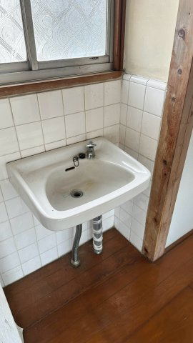 壁面にタイルを施した独立タイプの壁付け洗面ボウルです。
