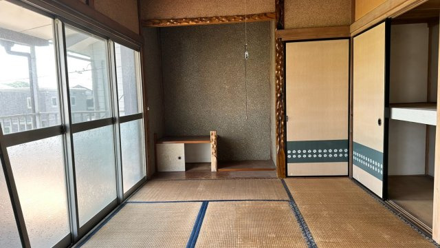 2面採光を確保した2階和室。床の間や押入れ収納を備えています。