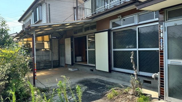 屋根付きのお庭スペースは自転車置き場やDIY作業場に活用可能。