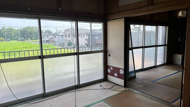 バルコニーに面した大きな窓を設置。緑を見渡せる眺望です。