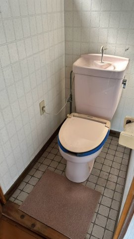 2階にも手洗い付きトイレを配置。朝の混雑緩和にも役立ちます。